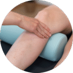 Therapeutin führt manuelle Lymphdrainage am Bein einer Patientin durch